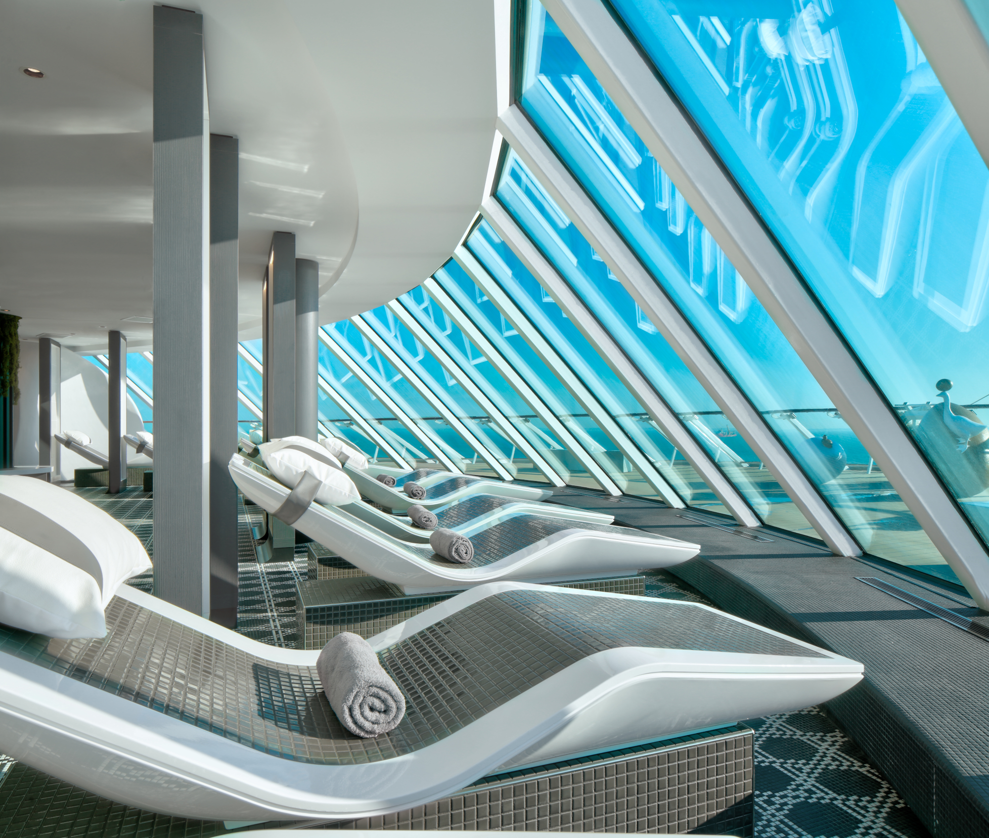 MyCruise Celebrity-Cruises Beyond Offentlige-arealer Pool-spa7